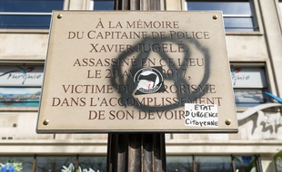 La plaque commémorative du Capitaine de Police Xavier Jugele assassiné, le 20 avril 2017, a été vandalisée