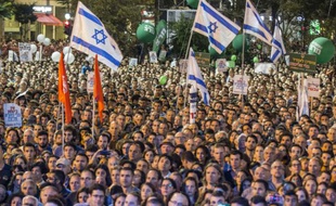 Des milliers d'Israéliens rassemblés à Tel Aviv, le 31 octobre 2015, pour commémorer le 20e anniversaire de la mort du Premier ministre Ytzhak Rabin assassiné le 4 novembre 1995