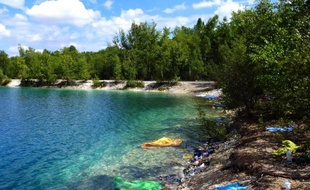 Eaux turquoises, écrin verdoyant, le lac des Ciments, dans le Val d'Oise, semble de loin un paradis inattendu. Mais cet été la mort de trois personnes qui s'y sont noyées a relancé la bataille entre préfecture et environnementalistes sur l'avenir de cette retenue d'eau nichée dans une ancienne carrière de craie