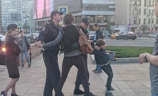 Un enfant violemment arrêté en Russie parce qu’il lisait de la poésie dans la rue