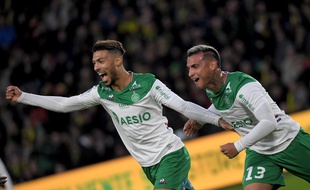La joie du double buteur Denis Bouanga.