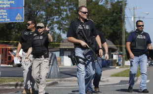 Des policiers patrouillent à Tampa, en Floride, le 14 novembre 2017, après un nouveau meurtre dans la matinée.