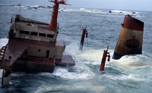 L'épave de l'Amoco Cadiz, échoué au large de Portsall, dans le Finistère, en 1978.