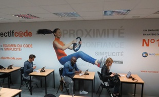 Des candidats à l'examen du Code de la route, dans un centre de SGS France, Le Mans, 13/06/2016
