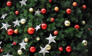 Plutôt "que de laisser les cadeaux de Noël prendre la poussière dans un coin du placard ou de les mettre en vente sur internet", l'organisation humanitaire Oxfam propose de recueillir vêtements, livres, CD ou DVD dans ses boutiques.