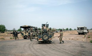 Des soldats de l'armée nigériane, à Damboa, dans l'état du Borno, dans le nord-est du Nigeria, le 25 mars 2016