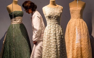 Des robes du célèbre créateur de mode Cristobal Balenciaga présentées le 15 avril 2015 à la Cité de la dentelle et de la mode de Calais