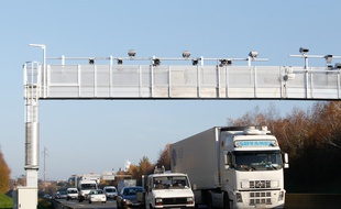 NANTES, le 02/12/2013 Une barriere d ecotaxe sur le peripherique nantais