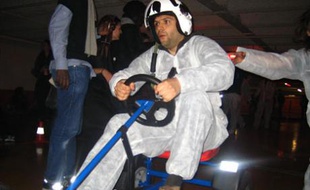 Boris de l'équipe Elegangz participe à la course de kart à pédales dans le parking du Forum des Halles