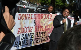 Des militants latinos manifestent devant NBC avant l'intervention télévisée de Donald Trump le 6 novembre 2015 à Los Angeles