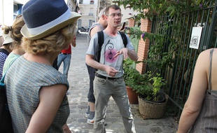 Vincent, guide touristique d'Alternative urbaine, fait découvrir à son public le passage des Soupirs dans le XXe arrondissement.