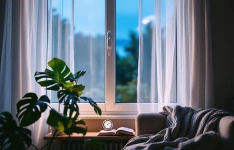L’astuce énergie méconnue à faire chaque soir pour garder votre maison fraîche tout l’été