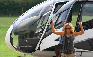 La chanteuse des Spice Girls, Geri Halliwell, a pris une leçon de pilotage d'hélicoptère dans le Middlesex, en Angleterre, le 13 août 2009.