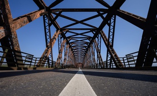 Un pont sur le Rhin à la frontière franco-allemande à Roppenheim.