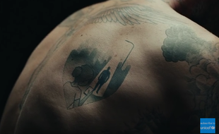 Dans une nouvelle campagne de l'Unicef lancée le 5 décembre 2016, les tatouages de David Beckham s'animent pour dénoncer les violences faite aux enfants.