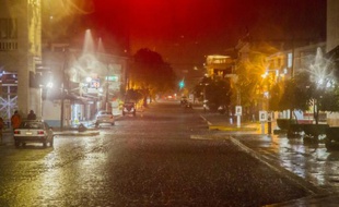 Une rue de Puerto Vallarta avant l'arrivée de l'ouragan Patricia le 23 octobre 2015 au Mexique