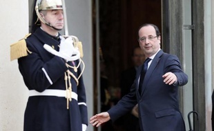 Le président français François Hollande est arrivé jeudi à New Delhi pour une visite d'Etat de 48 heures en Inde, accompagné de cinq ministres et d'une importante délégation de dirigeants d'entreprises, a-t-on appris auprès de l'Elysée.