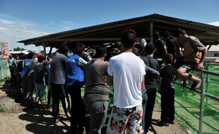 Des migrants attendent de la nourriture dans un camp en Grèce à 20 kms de la frontières avec la Macédoine, le 25 mai 2016