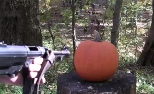 Pioche, parpaing, fusil mitrailleur... Un Américain utilise tous les moyens possibles pour zigouiller des citrouilles.