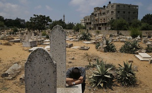 Un Palestinien pleure un proche, perdu lors d'une attaque israélienne le 20 juillet 2014.