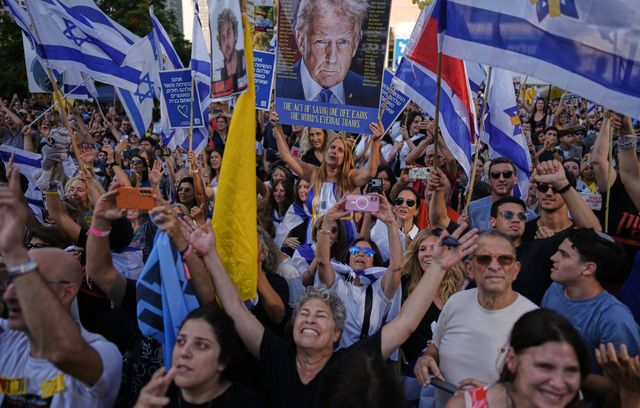 Sur la place des Otages à Tel-Aviv, la foule a laissé éclater sa joie en voyant les images des premiers captifs libérés lundi matin.