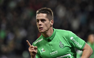 L'attaquant stéphanois Romain Hamouma fête son but lors du derby face à Lyon, en Ligue 1, le 5 février 2017 à Saint-Etienne.