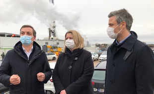 Alain Fontanel, Catherine Graef-Eckert et Jean-Philippe Vetter (de gauche à droite), devant le site Fonroche de Reichstett-Vendenheim.