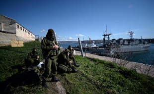 Les forces russes patrouillent près du port ukrainien de Slavutich à Sébastopol le 5 mars 2014