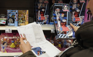 Le rayon jouets d'un hypermarché à Semécourt, dans la banlieue de Metz, le 22 novembre 2011.