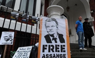 Le ministre australien des Affaires étrangères Bob Carr a déclaré dimanche qu'il n'y avait "aucune indication" que les Etats-Unis demanderaient l'extradition du fondateur du site WikiLeaks Julian Assange s'il devait être envoyé en Suède.