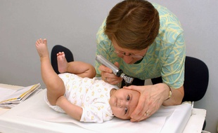 Un bébé en visite médicale.