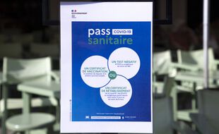 Une affiche du pass sanitaire, ici à Cannes.