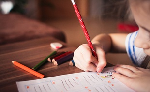 Illustration d'un enfant faisant du coloriage.