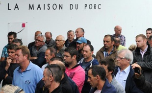 Des éleveurs de porcs attendent le 13 août 2015 à l'extérieur du "Marché au cadran", à Plérin, dans les Côtes-d'Armor