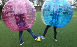 Le Bubble Soccer se joue par équipes de quatre ou cinq joueurs.