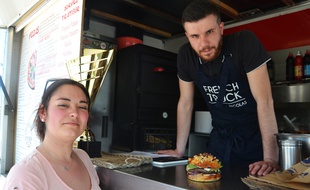 Caroline, notre lectrice, le trophée, le meilleur burger de France et Nicolas Willaume, le chef.