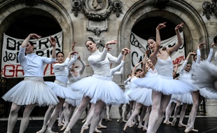 Des danseuses de l'Opéra de Paris en grève