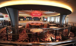 Les chantiers STX de Saint-Nazaire remettent lundi à l'armateur allemand Hapag-Lloyd Cruises le paquebot Europa 2, un navire de luxe de 225 mètres de long à la décoration sobre et raffinée qui tranche avec le kitsch habituel des bateaux de croisières.