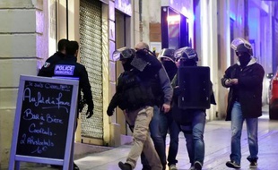 La police arrive sur le lieu du braquage dans une bijouterie du centre de Montpellier où deux femmes sont retenues en otage le 9 janvier 2015