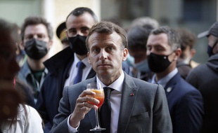 Eh oui, les sans-papiers, avant de se la couler douce avec un Spritz, va falloir se mettre au boulot!