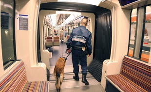 Un agent de sécurité avec un chien dans le métro parisien.