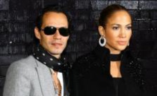 Aux côtés de son mari, le chanteur Marc Anthony, la chanteuse pop a déclaré: "Marc et moi attendons un enfant", selon des images diffusées par des télévisions locales.