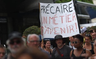 Des intermittents du spectacle protestent contre la réforme de l'assurance chômage au festival d'Avignon le 19 juillet 2014