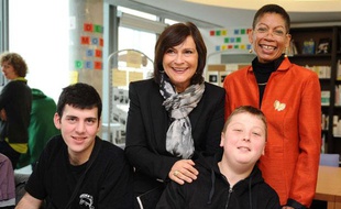 George Pau-Langevin et Marie-Arlette Carlotti avec des adolescents en situation de handicap a l'ecole, le 16 octobre 2013.