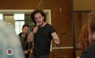 L'acteur Kit Harington dans le faux «making-of» sur la comédie musicale «Game of Thrones» imaginée par Coldplay.