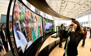 Une femme regarde un écran à la 53e foire de l'IFA à Berlin, le 5 septembre.