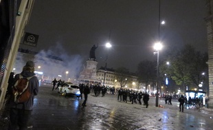 Une voiture de police a été incendiée dans la nuit de vendredi à samedi en marge des réunions #NuitDebout, sur la place de la République à Paris.
