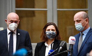 Bernard Laporte, Roxana Maracineanu et Jean-Michel Blanquer sur les marches du ministère de l'Education nationale.