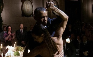 Barack Obama danse un tango lors d'un dîner au centre culturel Kirchner à Buenos Aires, le 23 mars 2016
