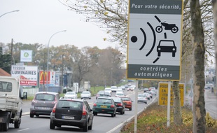 Illustration. Signalisation de la présence d'un radar. Nantes, le 06/12/2010.
